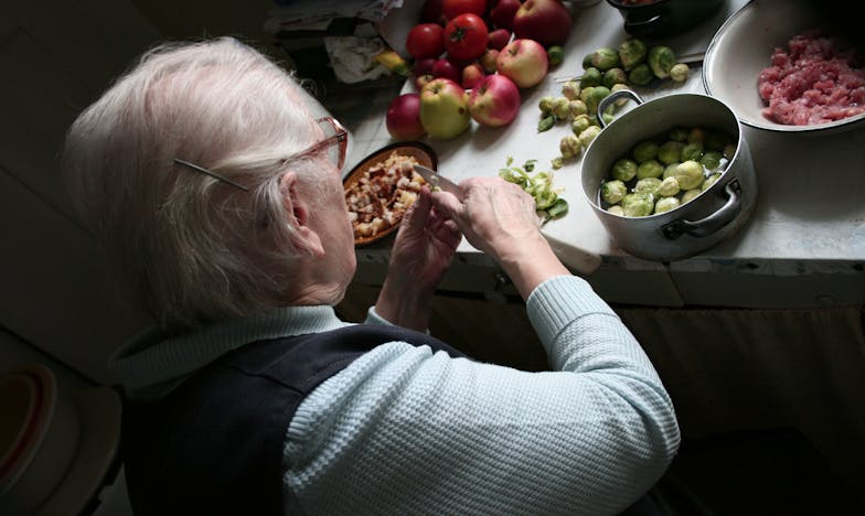 "Am 67 de ani și trăiesc singur. Le-am cerut copiilor mei să mă primească la ei, dar au refuzat. Nu știu cum să merg mai departe."